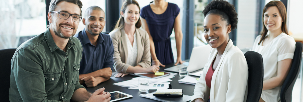 gruppo di lavoratori sorridono per aver lo psicologo in azienda