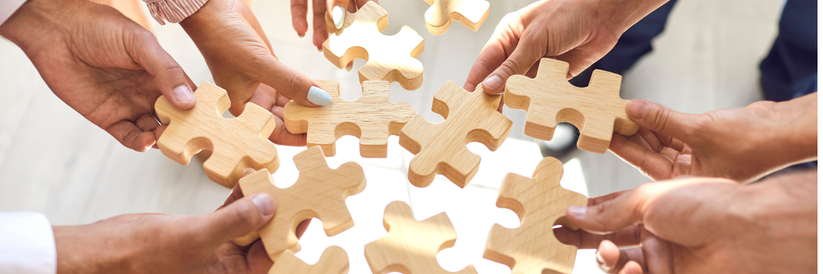 mani con puzzle per indicare psicologo per le aziende