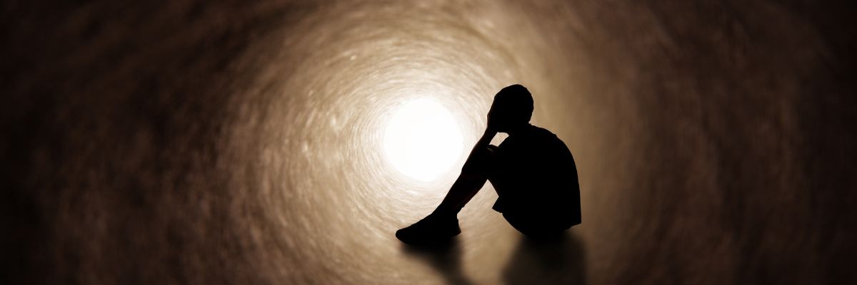 ragazzo avvolto nella tristezza per indicare il lutto prolungato