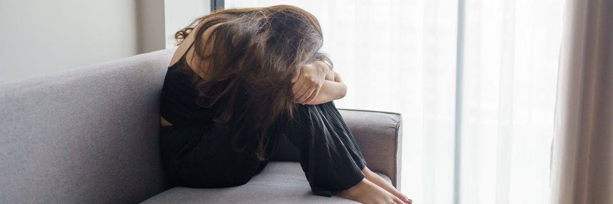 donna che piange per indicare il lutto prolungato